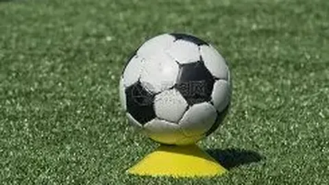 “百万盛宴变半场遗憾！11亿对决德比劲敌，九连败魔咒再现，赛场七战仅一胜的惊心动魄时刻！”